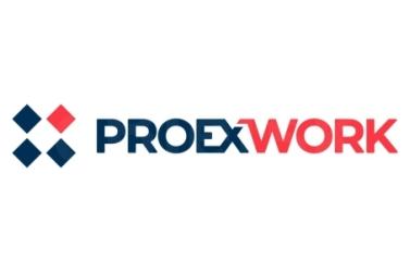 Praca przy kompletowaniu zamówień w magazynie spożywczym